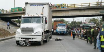 Motociclista choca con ‘mula’ de cervezas, lo embiste una volqueta y muere