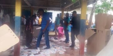 En video | En medio de trifulca, votantes destruyen material electoral en Pijiño del Carmen y San Zenón