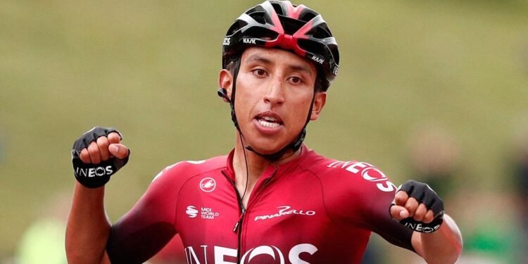 Egan Bernal nuestra sus pergaminos en la Ruta de Occitania