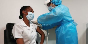 “Una luz de esperanza en medio de la oscuridad”: primera vacunada en Santa Marta