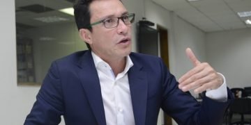 Por supuestas amenazas contra su vida, gobernador Carlos Caicedo salió del país
