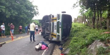 Buseta se volcó en la ‘Vuelta de Macario’ en Tubará y dejó al menos 20 heridos