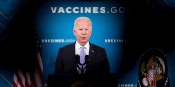 Biden ordena la vacunación obligatoria en empresas de más de 100 trabajadores