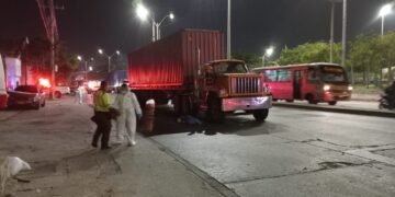 Muere peatón al ser arrollado por una tractomula en la vía 40