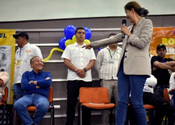 Íngrid Betancourt retira su candidatura presidencial para apoyar a Hernández