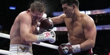 Bivol sorprendió al ‘Canelo’ Álvarez y retuvo su título mundial semipesado