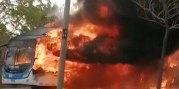 Choque, bus incinerado y heridos: saldo de siniestro vial