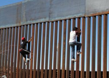 EEUU y México buscan frenar el alza de migrantes muertos por saltar el muro