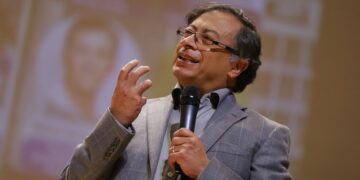 Petro advierte a Ecopetrol que seguirá adelante con plan de energías limpias