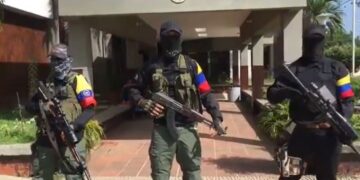 Disidentes de las FARC “patrullan” un pueblo colombiano y graban video en Alcaldía