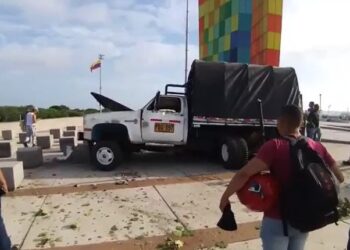 Video | Camión colisionó contra rotonda de La ventana al Mundo