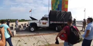 Video | Camión colisionó contra rotonda de La ventana al Mundo