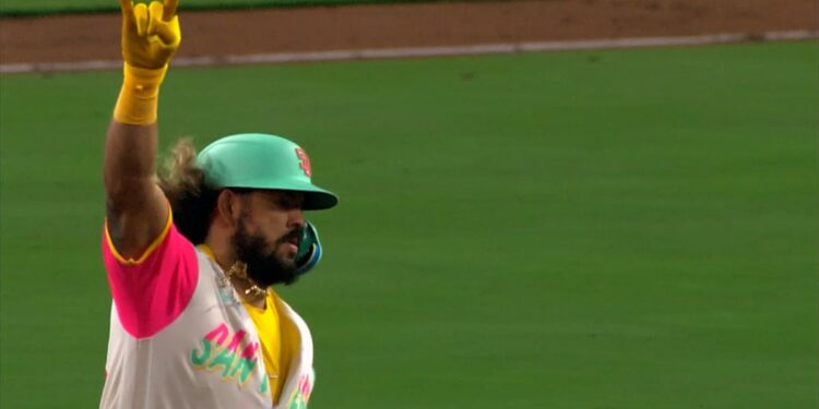 Jorge Alfaro participó en el festival de jonrones de Padres ante Mellizos