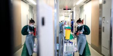 OMS mantiene emergencia internacional por covid pese al descenso en muertes