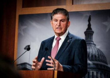 Senador clave se niega a respaldar a Biden en cambio climático e impuestos