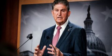 Senador clave se niega a respaldar a Biden en cambio climático e impuestos