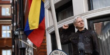 Periodistas y abogados demandan a la CIA por espiarlos en las visitas a Assange