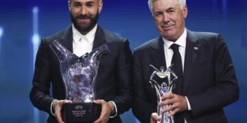 Ancelotti y Benzema brindan al equipo sus premios UEFA