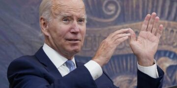 Biden sigue con covid-19 pero sin fiebre y con menos tos