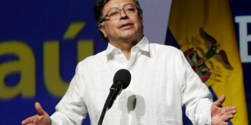 Petro aboga para que el sector bancario dé prioridad a financiar la producción