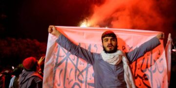 Los talibanes celebran un año de la retirada de EEUU con fuegos artificiales