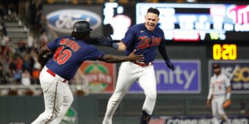 Un jonrón de Gio Urshela mantuvo en el liderato a los Mellizos