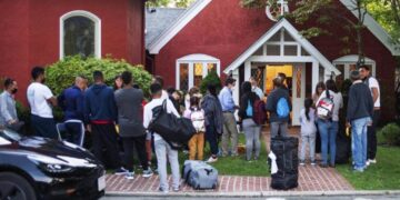 Migrantes enviados a la isla de Massachusetts serán trasladados a una base militar