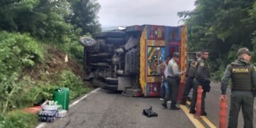 Nuevo accidente en la Curva de Macario: chiva con 30 personas se volcó