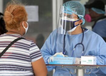 Ecuador retira uso obligatorio de mascarilla tras caída sostenida de covid-19