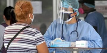 Ecuador retira uso obligatorio de mascarilla tras caída sostenida de covid-19