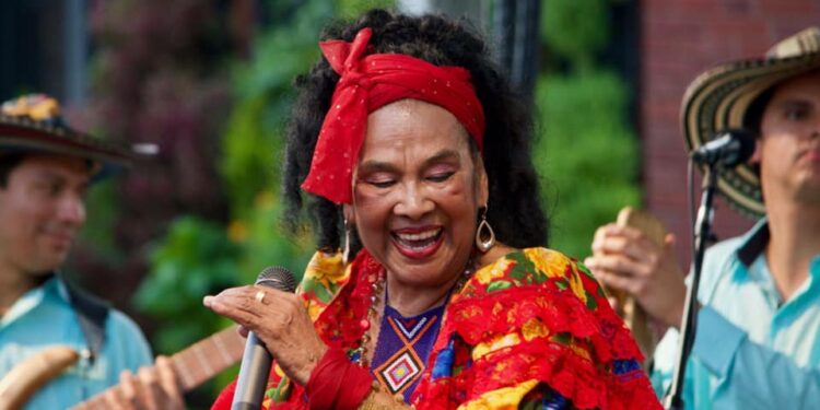 Totó la Momposina, reina del folclor colombiano, se retira de los escenarios