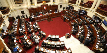 Congreso peruano destituye a su presidenta por concertar leyes con su partido