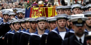 El cortejo de Isabel II recorre el centro de Londres tras el funeral