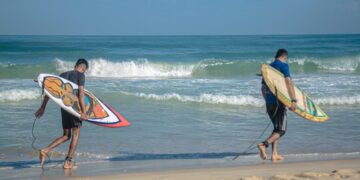 Surfear las aguas de Gaza, una sensación de libertad cada vez más popular
