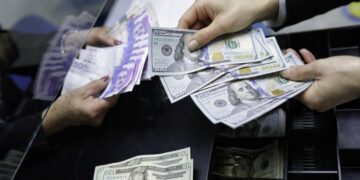 El dólar roza los 5.000 pesos en Colombia