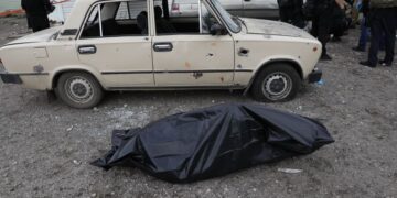 Se eleva a 30 los muertos y 88 heridos por ataque ruso en Zaporiyia