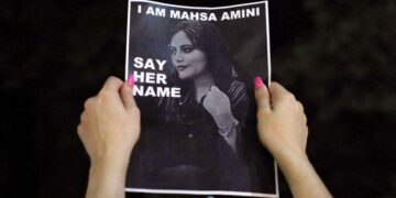 La evolución de las protestas en Irán: de batallas campales a niñas sin velo