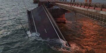 La explosión de un camión destruye parte del puente que une Rusia con Crimea