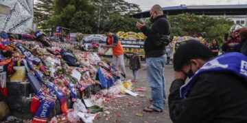 Las autoridades se comprometen a esclarecer la peor tragedia en el fútbol indonesio