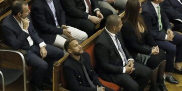 El tribunal permite a Neymar declarar el martes como acusado y volver a París