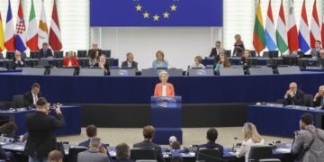 La UE se prepara para topar el precio del gas y acuerda más sanciones a Rusia