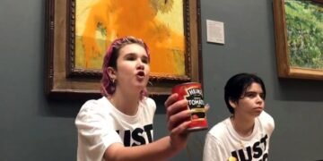Dos activistas lanzan sopa contra los Girasoles de Van Gogh en Londres