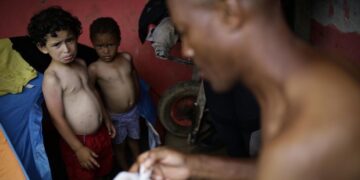 El llanto de miles de niños migrantes retumba en la selva del Darién