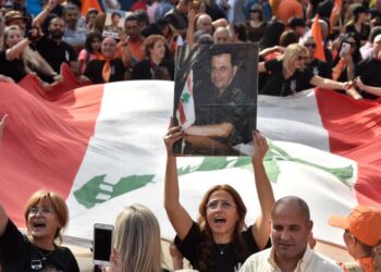 El presidente libanés abandona el Palacio Presidencial la víspera de expirar su mandato