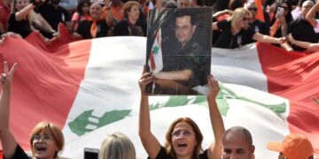 El presidente libanés abandona el Palacio Presidencial la víspera de expirar su mandato