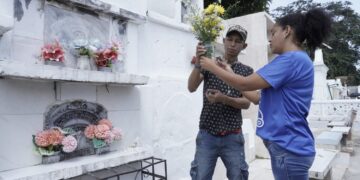 Eliminar floreros con agua en cementerios para prevenir el dengue en el Atlántico