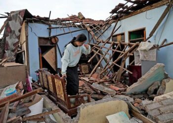 Indonesia cifra en 103 los muertos tras el terremoto de magnitud 5,6