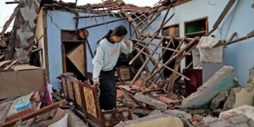 Indonesia cifra en 103 los muertos tras el terremoto de magnitud 5,6