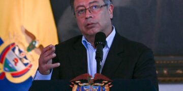 Petro se compromete a “ejercer presión” ante EE.UU. por Julian Assange