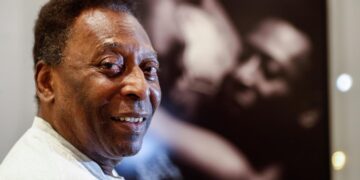 Pelé tiene infección respiratoria, pero muestra mejoría
